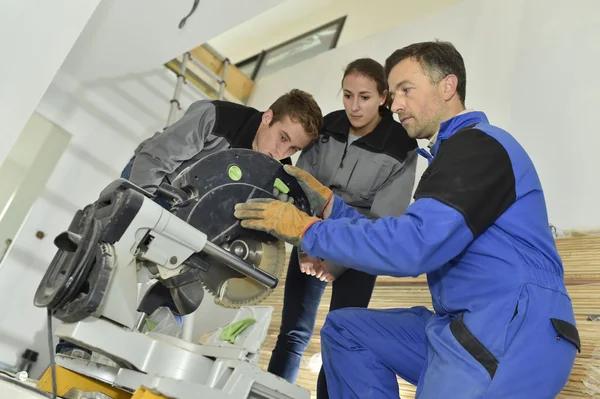 Les élèves apprennent à utiliser la scie — Photo