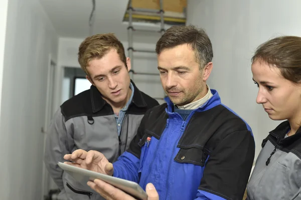 Electrician explaining trainees building plan — Stock Photo, Image