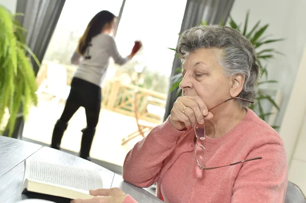 Mujer mayor en un asilo de ancianos — Foto de Stock