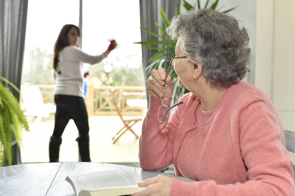 Elderly woman in nursing home — Stock Photo, Image