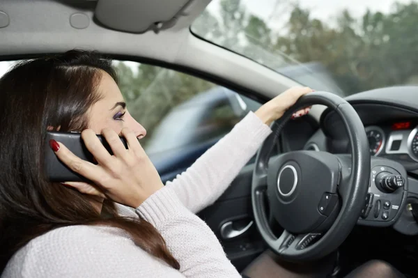 Wanita berbicara di telepon — Stok Foto