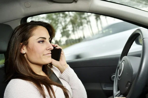 Kvinna pratar i telefon — Stockfoto