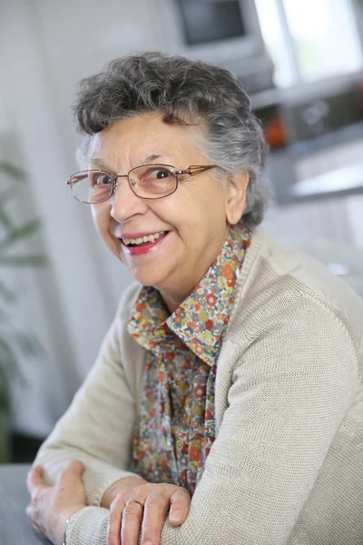 Ältere Frau mit Brille — Stockfoto