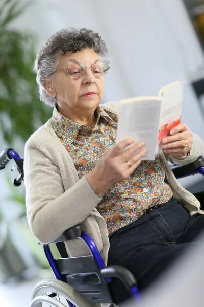 Äldre kvinna i rullstol — Stockfoto
