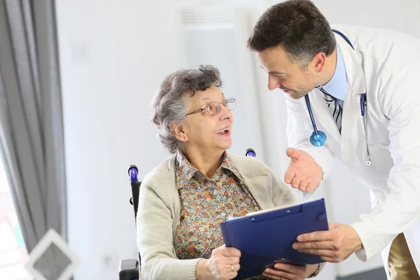 Arzt im Pflegeheim — Stockfoto