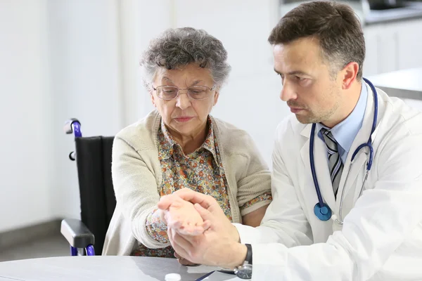 Doctor checking blood pressure — Stock Photo, Image