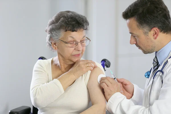 Médico haciendo la inyección de vacuna — Foto de Stock