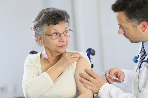 Läkare gör vaccinet injektion — Stockfoto