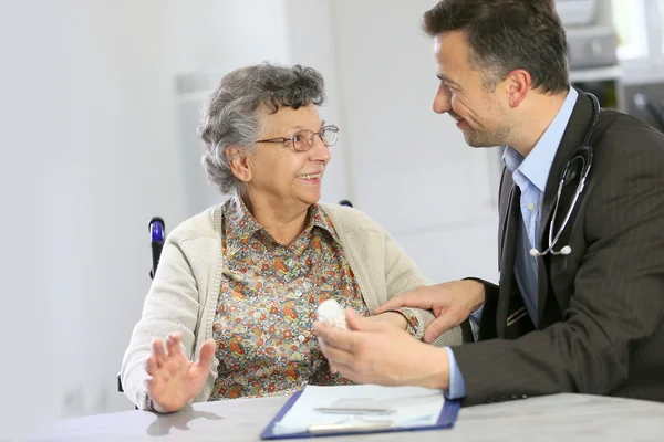 Médico visitando mulher idosa — Fotografia de Stock