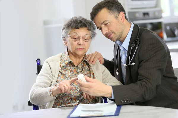Doctor visiting elderly woman — Stock Photo, Image
