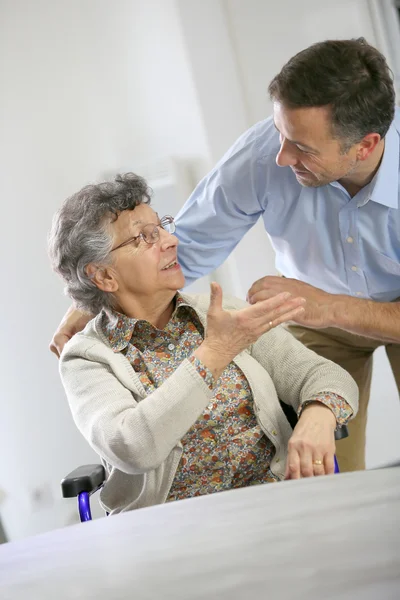 Altenpflegerin unterstützt ältere Frau — Stockfoto