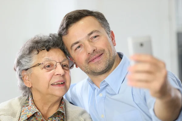 Kvinna med son att göra selfie — Stockfoto