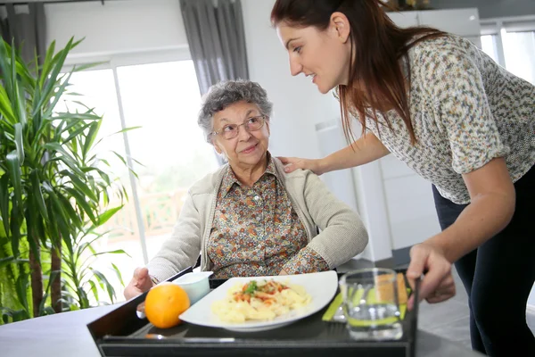 Home carer preparar almoço para a mulher — Fotografia de Stock