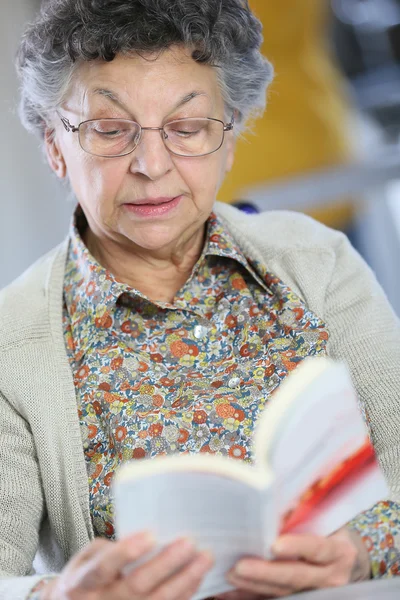 Frau liest Buch — Stockfoto