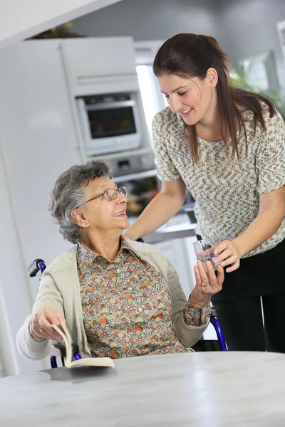 Ältere Frau mit häuslicher Pflege — Stockfoto