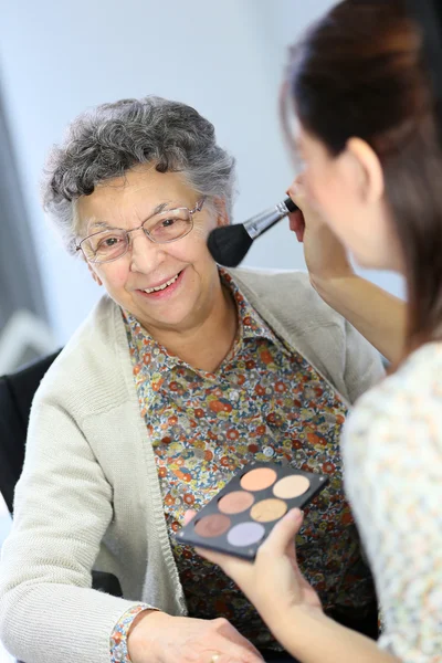 Altenpflegerin hilft älteren Frauen — Stockfoto