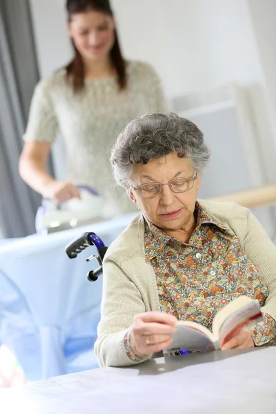 Kvinna läsning bok — Stockfoto