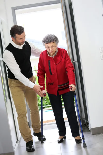 Mann hilft älterer Frau — Stockfoto