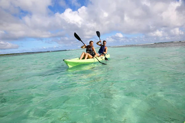 Couple canoeing in lagoon — Stock Photo, Image