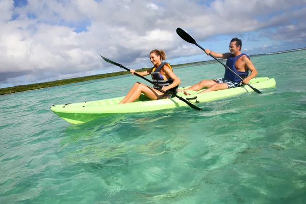 Couple canoeing in lagoon — Stock Photo, Image