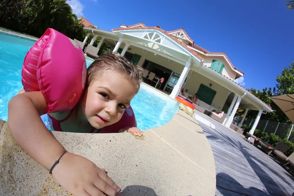 Dziewczyna bawi sie w basenie — Zdjęcie stockowe