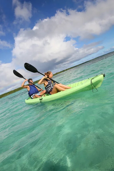 Couple canoeing in sea — Stock Photo, Image