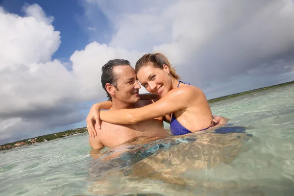 Casal abraçando no mar — Fotografia de Stock