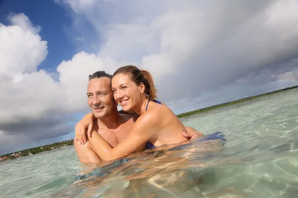 Couple embracing in sea — Stock Photo, Image