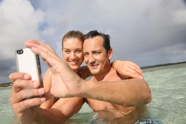 Pareja haciendo selfie en el mar — Foto de Stock