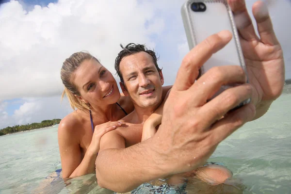 Κάνοντας selfie ζευγάρι στη θάλασσα — Φωτογραφία Αρχείου