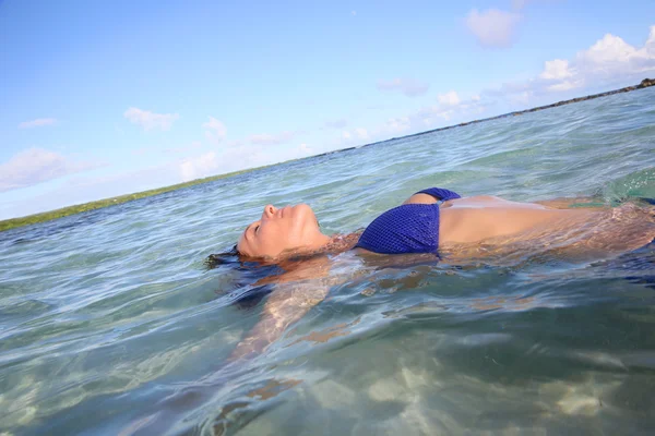 Femme flottant dans l'eau — Photo