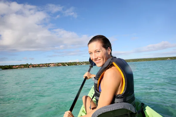 Mulher remando em canoa — Fotografia de Stock