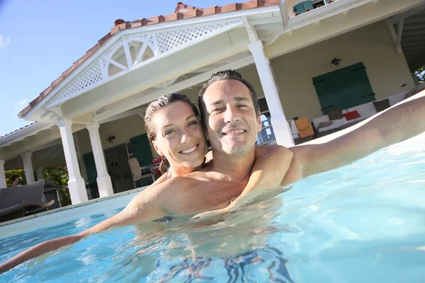 Casal abraçando na piscina — Fotografia de Stock