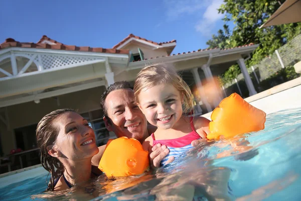 Familia jugando en la piscina — Foto de Stock