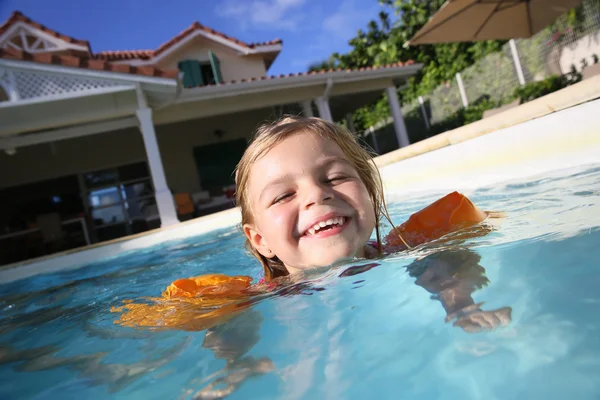 Chica jugando en la piscina — Foto de Stock