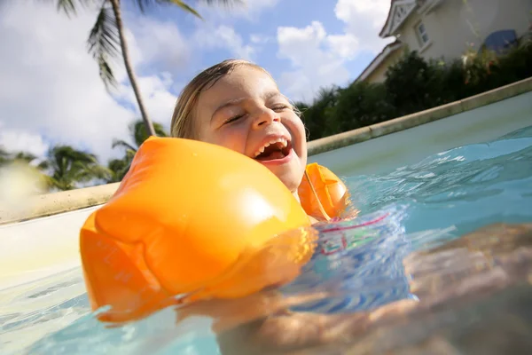 Ragazza che gioca in piscina — Foto Stock