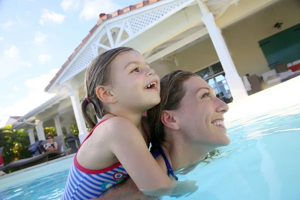 Madre e hija en la piscina — Foto de Stock