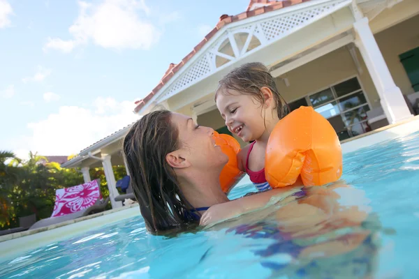 Madre e hija en la piscina — Foto de Stock