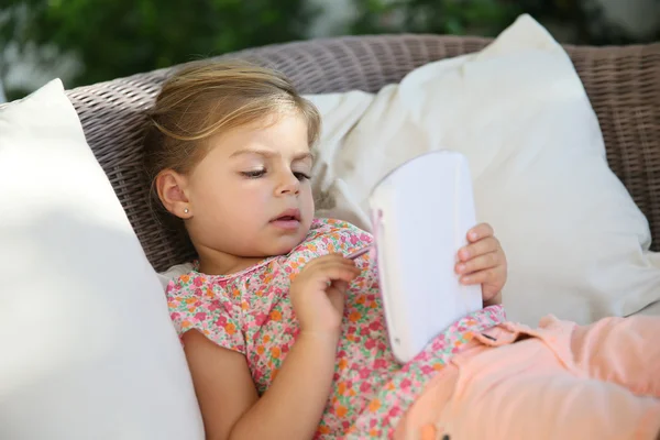 Bambino che gioca con tablet — Foto Stock