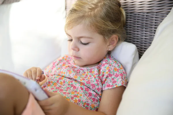 Tablet ile oynayan çocuk