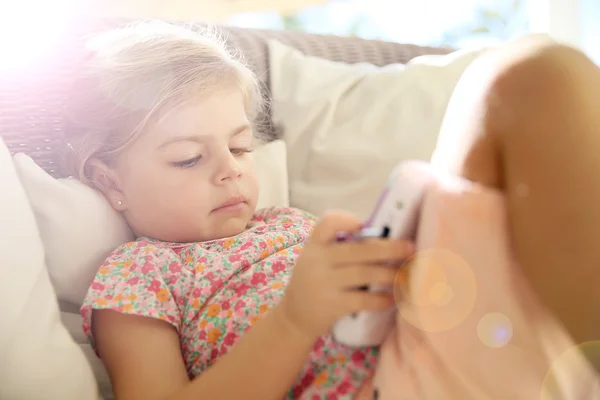 Niño jugando con la tableta — Foto de Stock