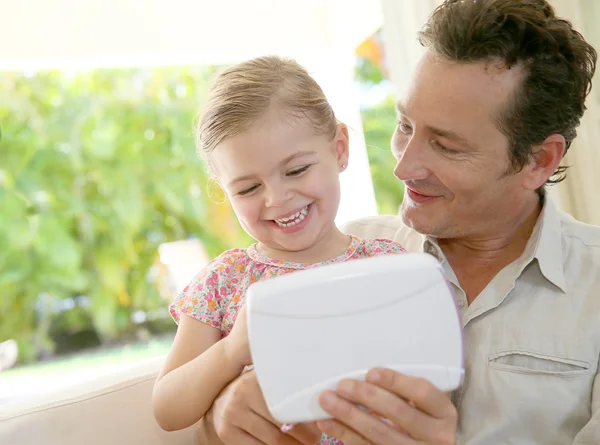 Hombre con hija jugando con la tableta —  Fotos de Stock