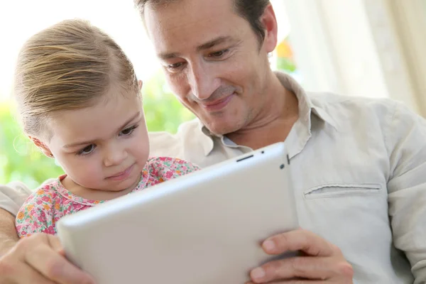 Homem brincando com a menina no tablet — Fotografia de Stock