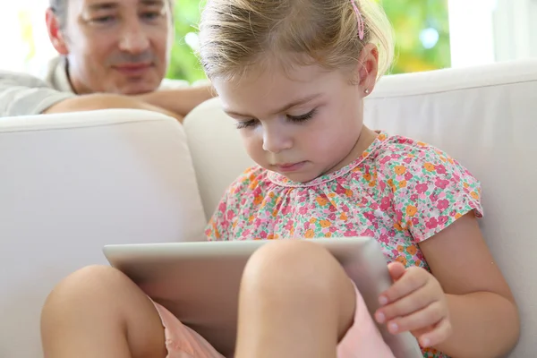 Menina usando tablet com o pai — Fotografia de Stock