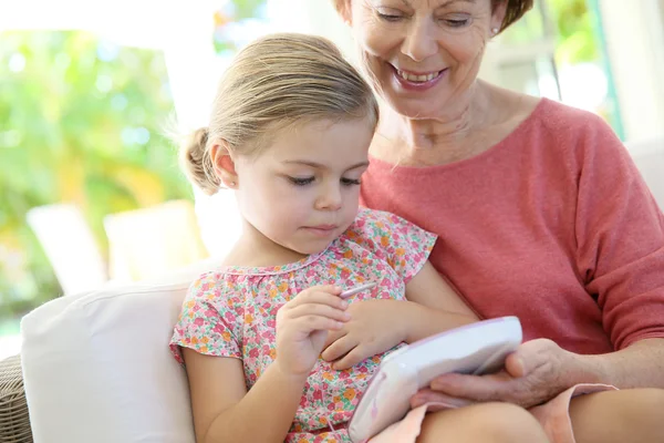 Дівчина і бабуся з дитячим планшетом — стокове фото