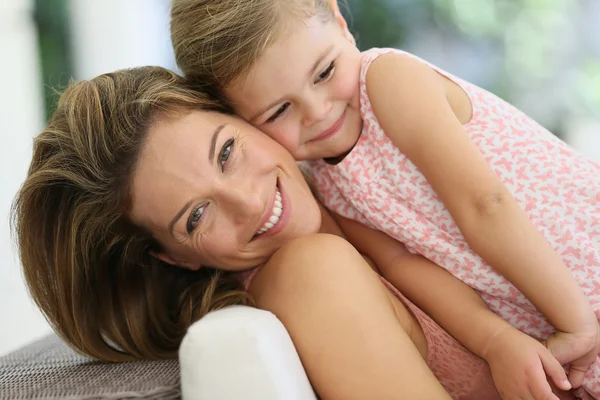 Mãe e filha abraçando — Fotografia de Stock