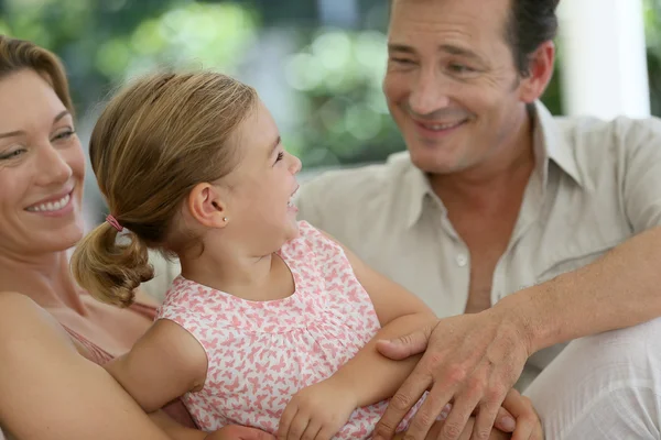 Familia riendo juntos — Foto de Stock