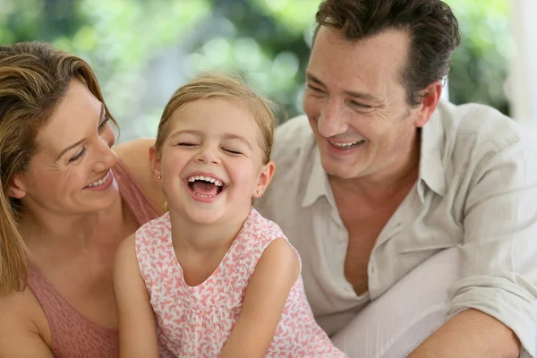 Familj skratta tillsammans — Stockfoto