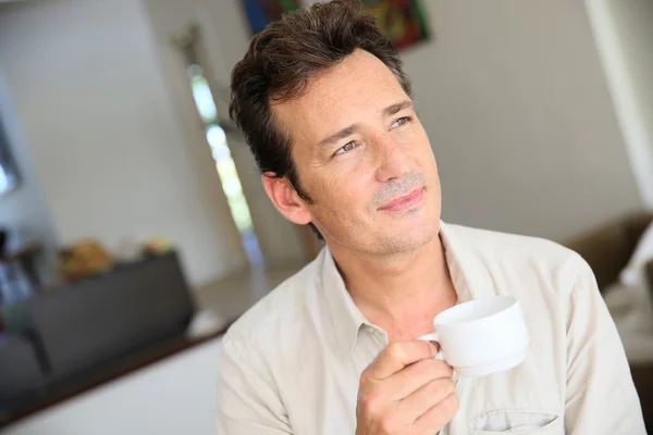 Man dricker kaffe — Stockfoto