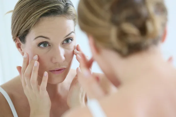 Mujer aplicando crema — Foto de Stock